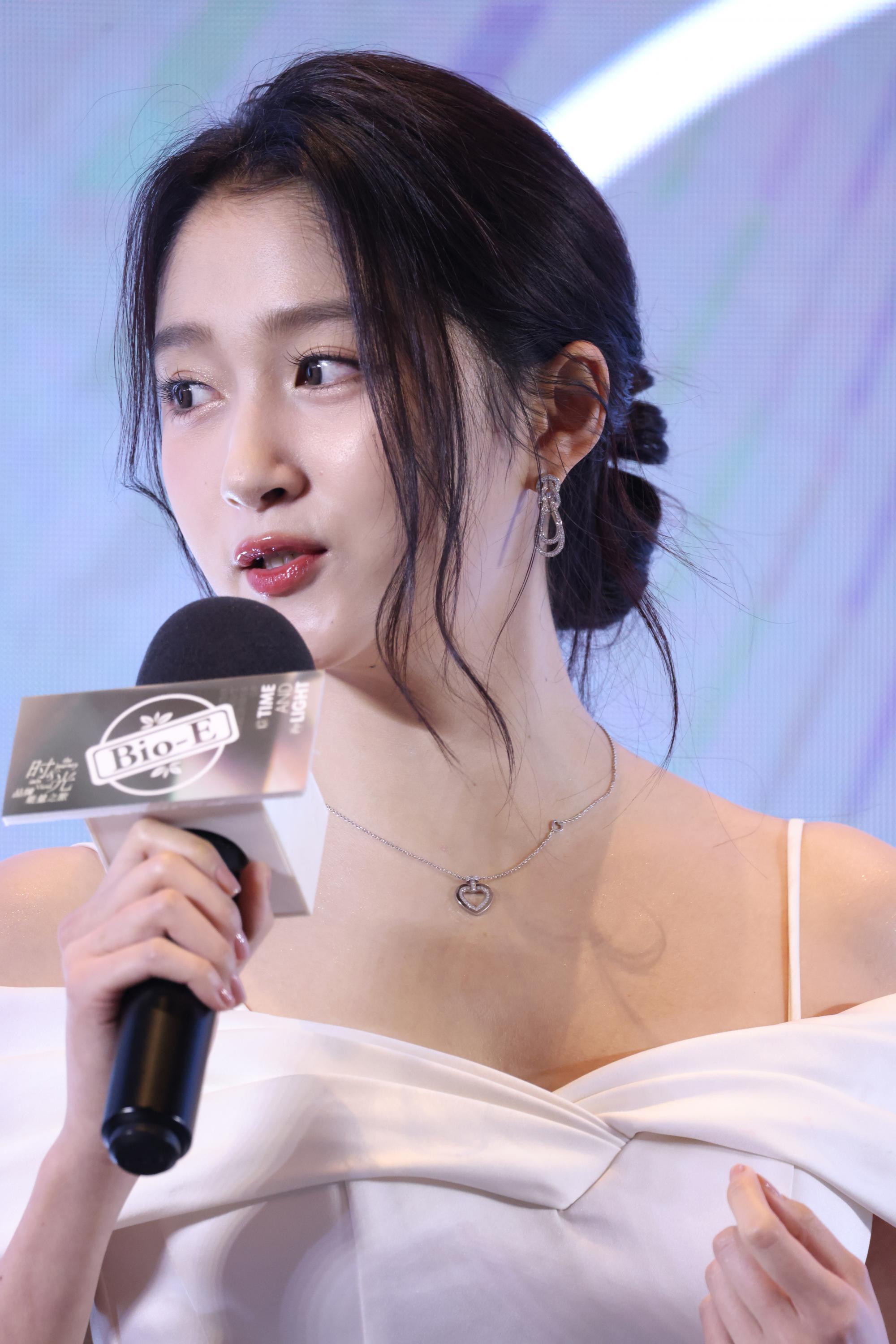 关晓彤拿话筒回答问题现场生图照[5]